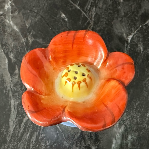 CHIKARAMACHI Flower Salt & Pepper Shakers - Picture 9 of 14